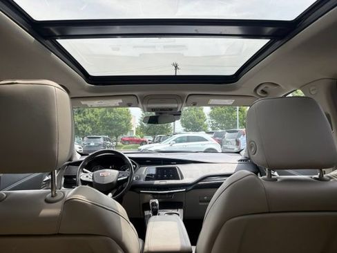 Used 2021 Cadillac XT4 Premium Luxury w/ Cold Weather Package FWD image 8