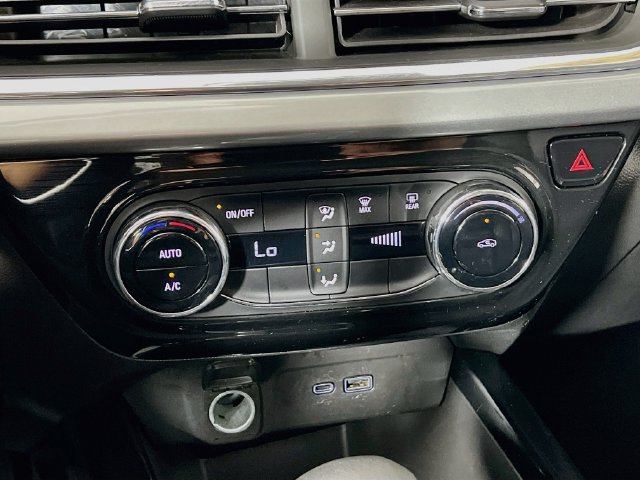 Used 2025 Chevrolet Trax LT FWD image 19