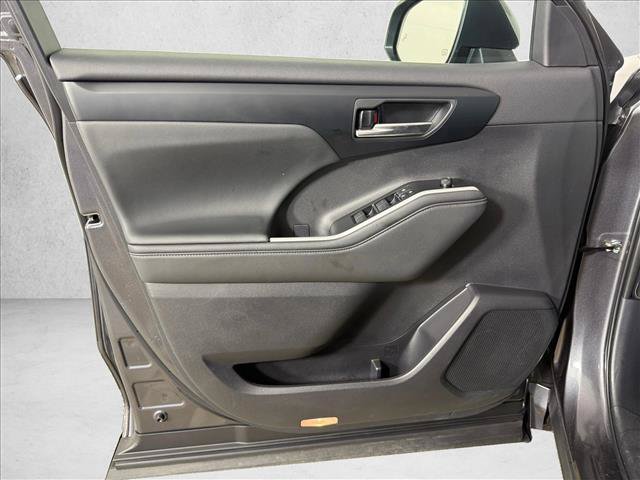 Used 2025 Toyota Highlander XLE AWD/4WD image 11