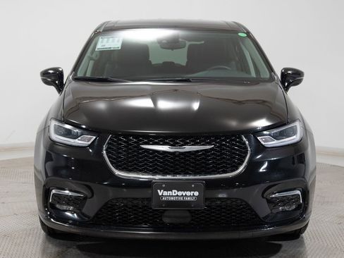 Used 2024 Chrysler Pacifica Limited FWD image 11