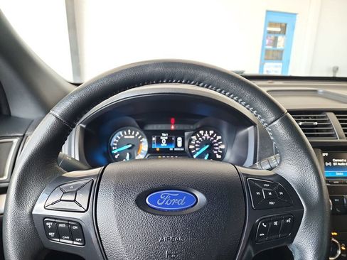 Used 2018 Ford Explorer XLT image 18
