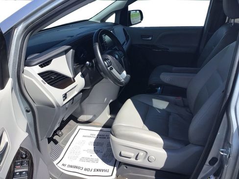 Used 2019 Toyota Sienna XLE w/ Carpet Mat Package FWD image 9