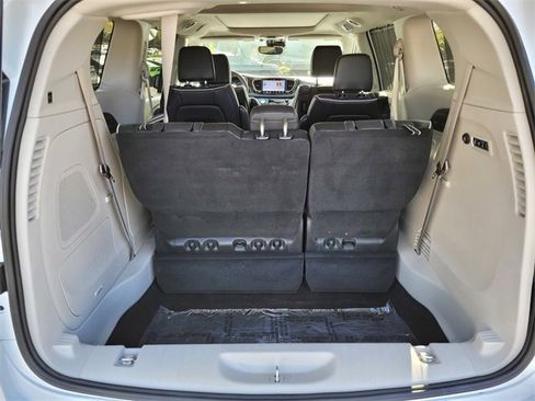 New 2024 Chrysler Pacifica Limited w/ Uconnect Theater Family Group image 10