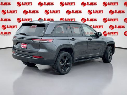 Used 2022 Jeep Grand Cherokee Altitude AWD/4WD image 5