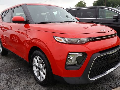 Used 2022 Kia Soul LX w/ Technology Package FWD image 2