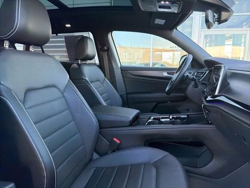 Used 2024 Volkswagen Atlas Cross Sport SEL R-Line image 32