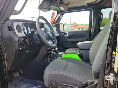Used 2025 Jeep Wrangler Unlimited Sahara AWD/4WD image 7