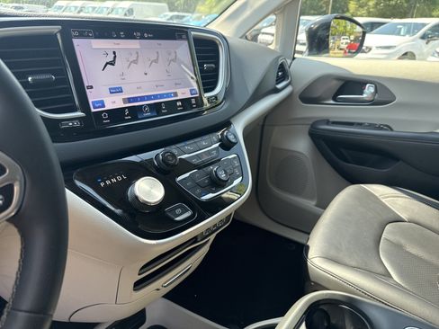 Used 2024 Chrysler Pacifica Touring-L FWD image 29