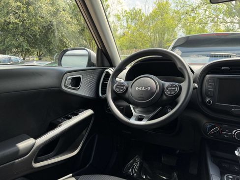 Used 2025 Kia Soul LX w/ LX Technology Package FWD image 32