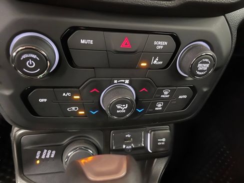 Used 2023 Jeep Renegade Latitude AWD/4WD image 19