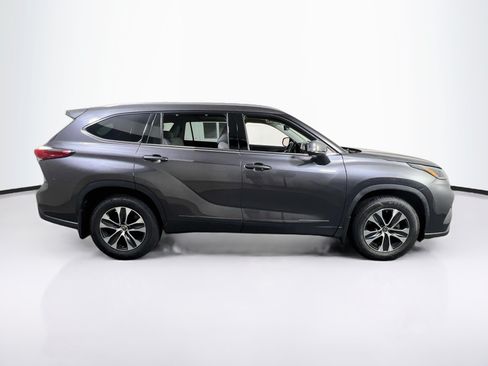 Used 2021 Toyota Highlander XLE AWD/4WD image 4