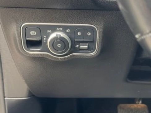 Used 2021 Mercedes-Benz GLB 250 4MATIC w/ Premium Package image 8