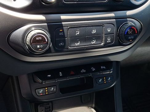Used 2020 Chevrolet Colorado Z71 AWD/4WD image 12