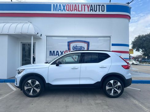 Used 2024 Volvo XC40 B5 Plus w/ Protection Package Premier image 17