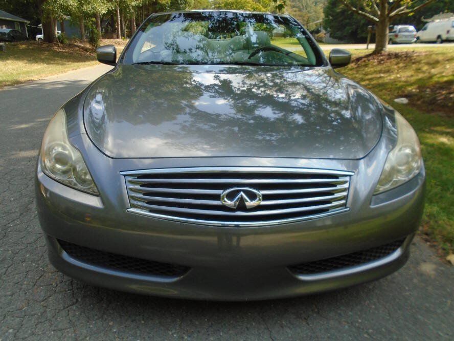 Used 2010 INFINITI G37 Convertible w/ Premium Pkg RWD image 2