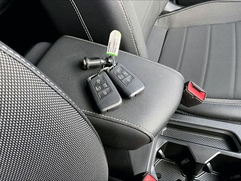 Used 2022 Volkswagen Taos SE w/ Panoramic Sunroof Package image 16