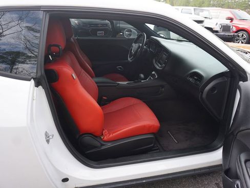 Used 2016 Dodge Challenger SXT image 13