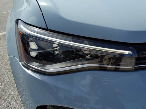 Used 2025 Volkswagen Taos SE image 13