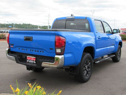Used 2020 Toyota Tacoma SR5 w/ Blackout Package AWD/4WD image 6
