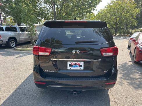 Used 2017 Kia Sedona LX w/ LX Essentials Premium Package image 6