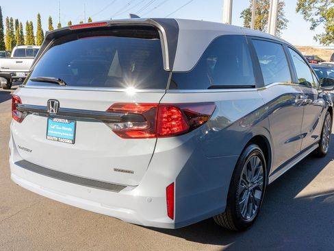New 2026 Honda Odyssey Touring image 6