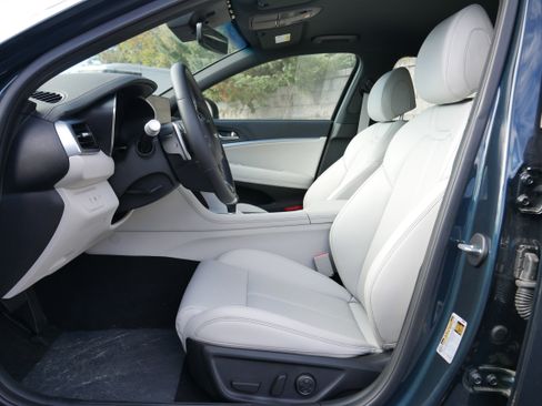 Used 2025 Genesis G70 2.5T image 12