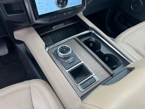 Used 2022 Ford Expedition Limited image 18