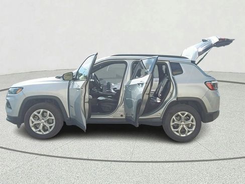 Used 2024 Jeep Compass Latitude AWD/4WD image 11