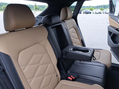 Used 2024 Volkswagen Atlas Cross Sport SE FWD image 12