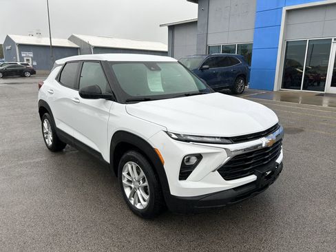 Used 2024 Chevrolet TrailBlazer LS w/ LS Convenience Package FWD image 2