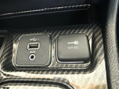 Used 2019 Jeep Cherokee Limited image 16