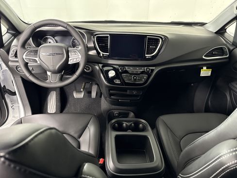 New 2026 Chrysler Voyager LX image 15