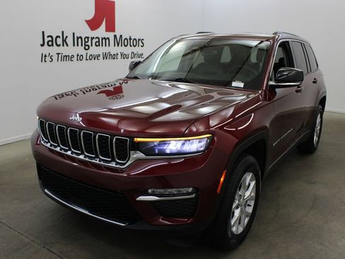 Used 2023 Jeep Grand Cherokee Limited w/ Trailer Tow Prep Group (B) AWD/4WD image 2