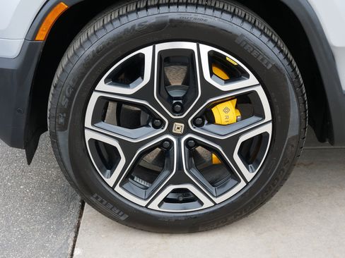 Used 2025 Rivian R1S Premium image 15