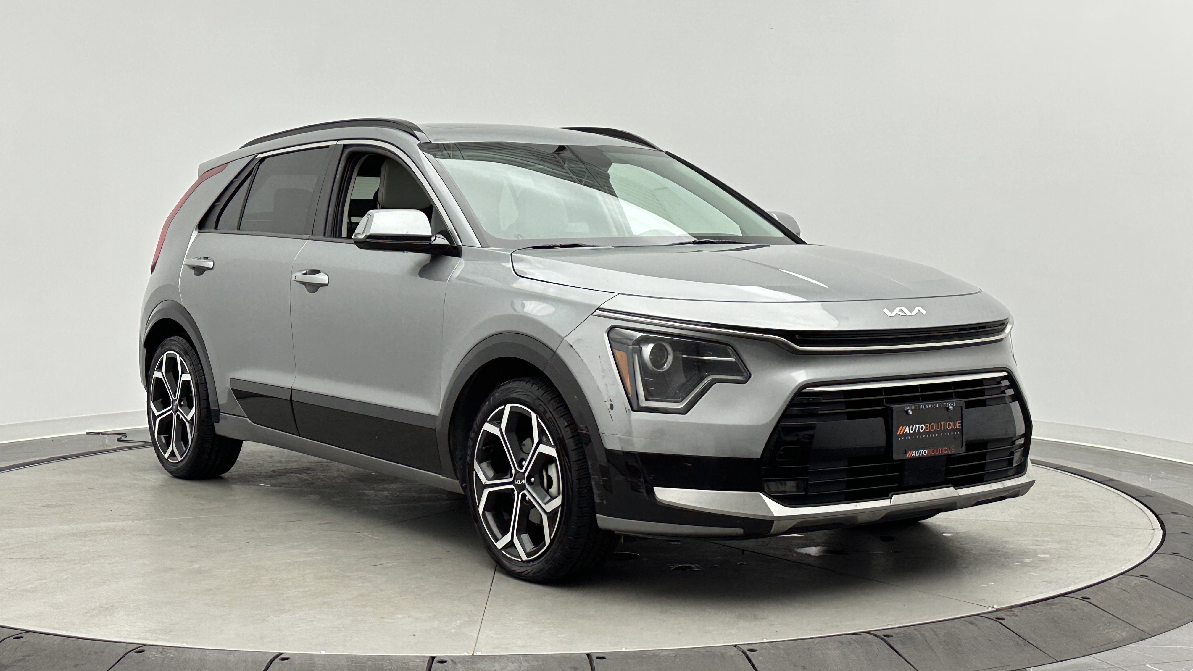 Used 2023 Kia Niro EX Touring FWD image 3