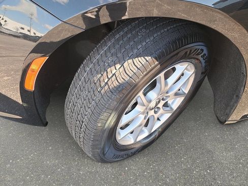 Used 2023 Chrysler Pacifica Touring FWD image 34