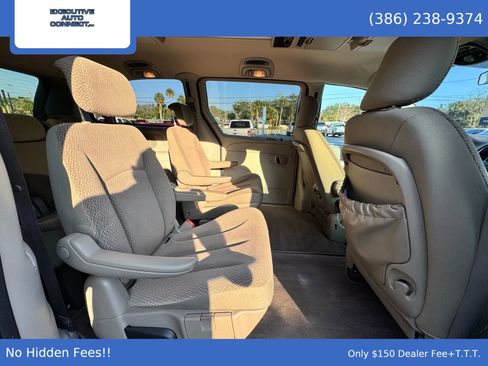 Used 2007 Chrysler Town & Country Touring image 14