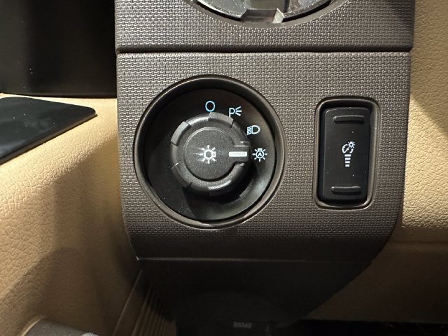 Used 2016 Ford F250 XLT w/ XLT Interior Package AWD/4WD image 13
