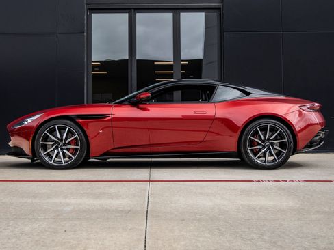 Used 2017 Aston Martin DB11 V12 RWD image 9