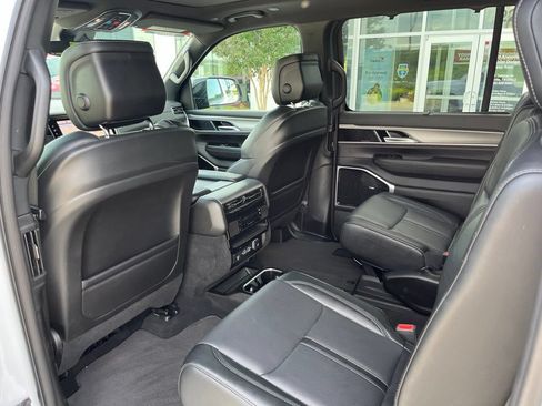 Used 2025 Jeep Wagoneer Series III w/ Premium Group I AWD/4WD image 20
