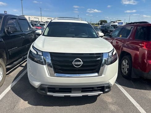 Used 2024 Nissan Pathfinder Platinum w/ Cargo Package AWD/4WD image 4