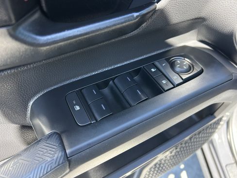 Certified 2025 Toyota Tacoma SR5 AWD/4WD image 18