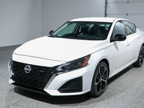Used 2024 Nissan Altima 2.5 SR FWD image 29