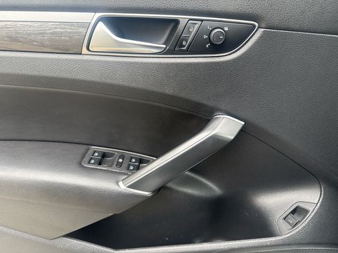 Used 2018 Volkswagen Passat 2.0T SE w/ SE Lighting Package FWD image 16