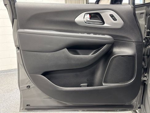 Used 2025 Chrysler Pacifica Limited image 29