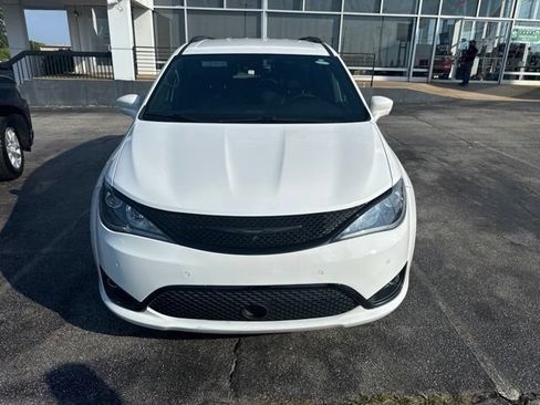 Used 2019 Chrysler Pacifica Touring-L Plus w/ Advanced Safetytec Group FWD image 4