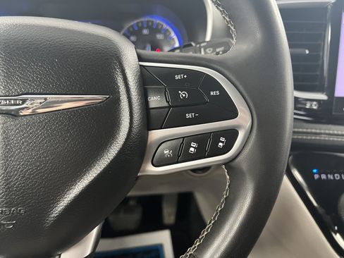 Used 2023 Chrysler Pacifica Touring-L FWD image 28
