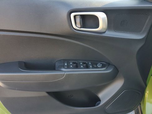 Used 2024 Hyundai Venue SEL image 18