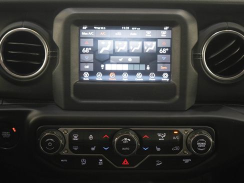 Used 2018 Jeep Wrangler Unlimited Sahara AWD/4WD image 17