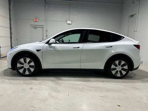 Used 2021 Tesla Model Y Long Range image 16